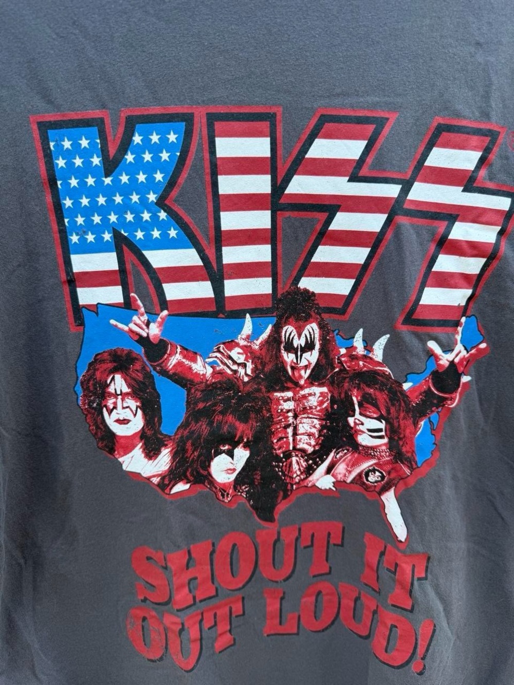 KISS - Picture 3 of 5